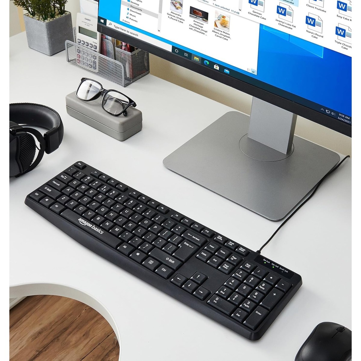 amazon basics Wired Keyboard with 104 Keys for Windows, Mac OS Computer